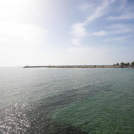 Palmove Luxurious Beachfront Apt Larnaca Exteriér fotografie