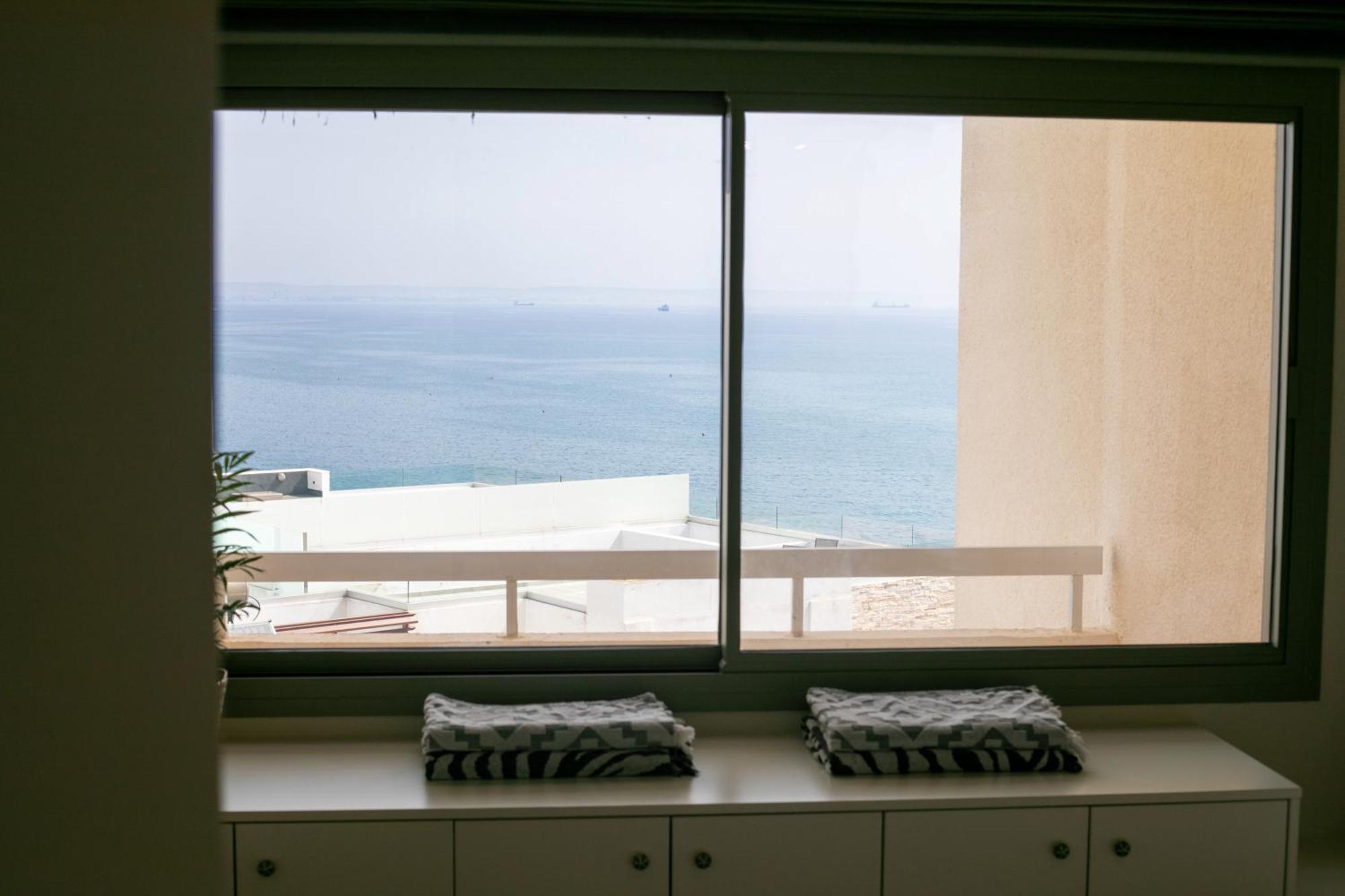 Palmove Luxurious Beachfront Apt Larnaca Exteriér fotografie