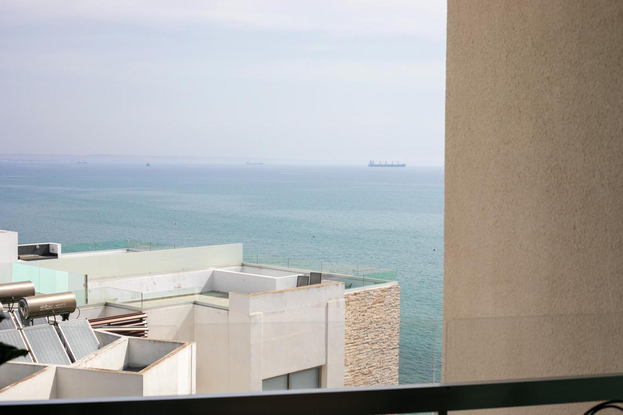 Palmove Luxurious Beachfront Apt Larnaca Exteriér fotografie