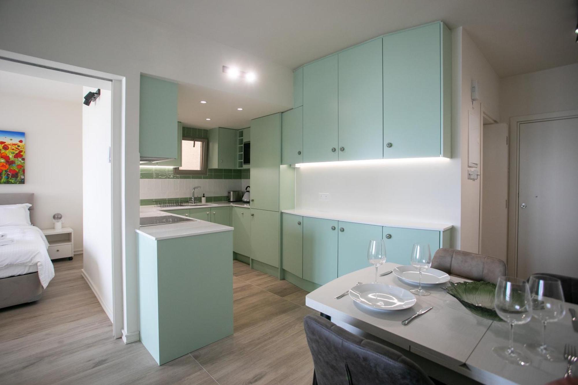 Palmove Luxurious Beachfront Apt Larnaca Exteriér fotografie