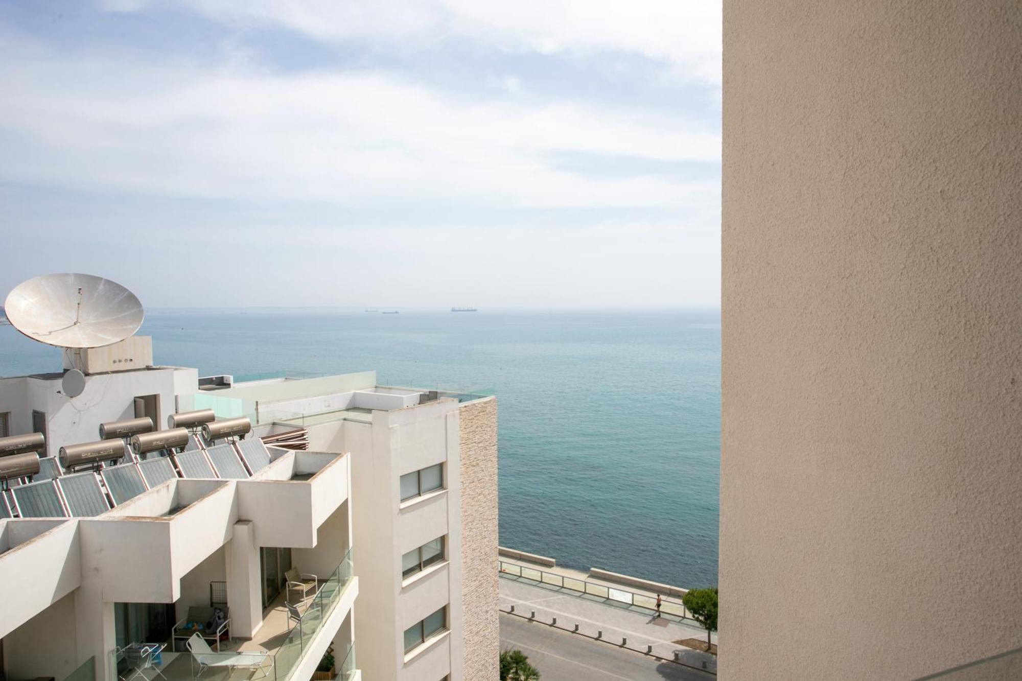 Palmove Luxurious Beachfront Apt Larnaca Exteriér fotografie
