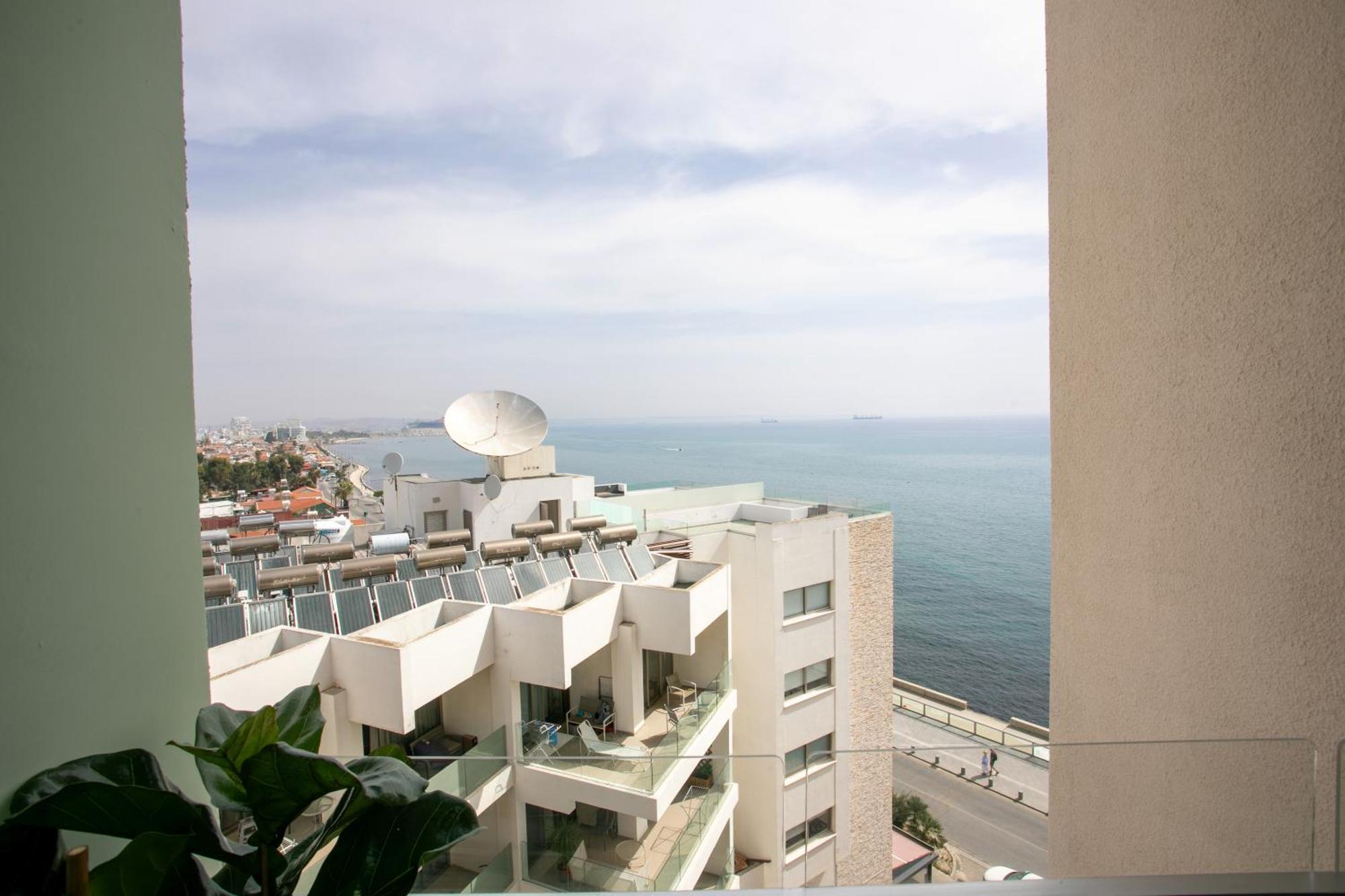 Palmove Luxurious Beachfront Apt Larnaca Exteriér fotografie