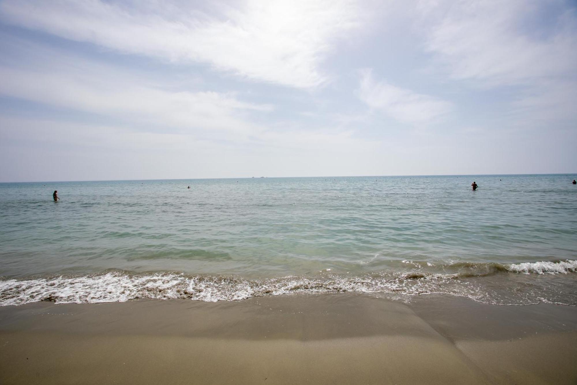 Palmove Luxurious Beachfront Apt Larnaca Exteriér fotografie