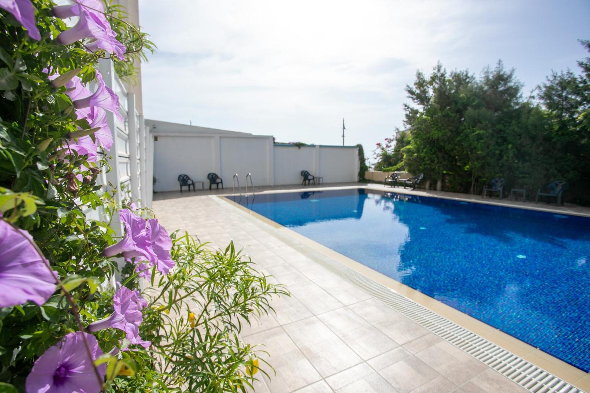 Palmove Luxurious Beachfront Apt Larnaca Exteriér fotografie