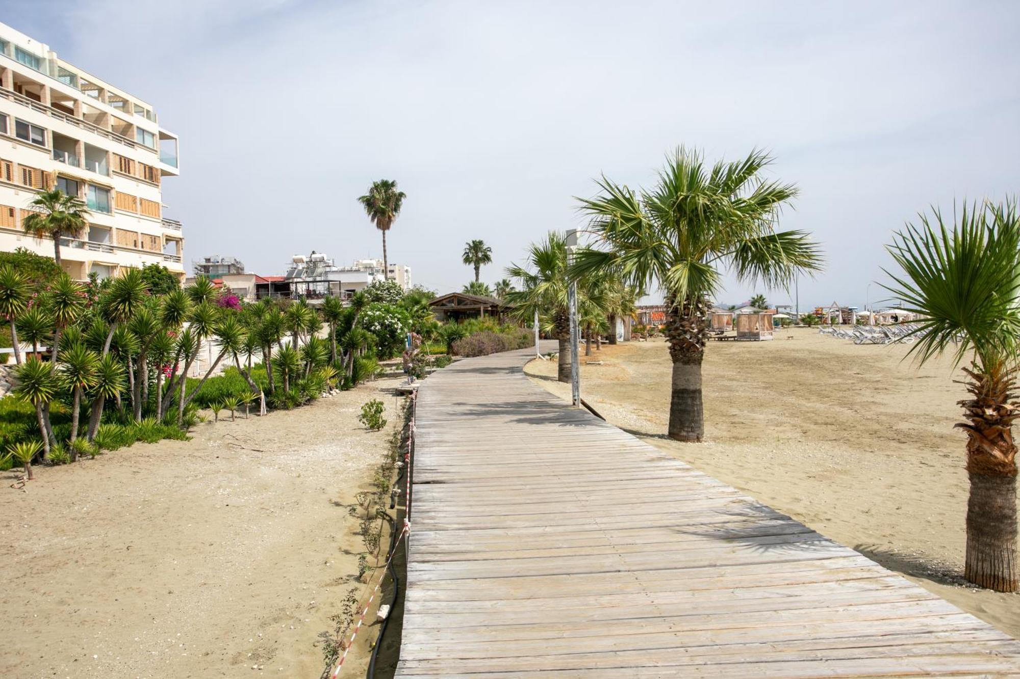 Palmove Luxurious Beachfront Apt Larnaca Exteriér fotografie