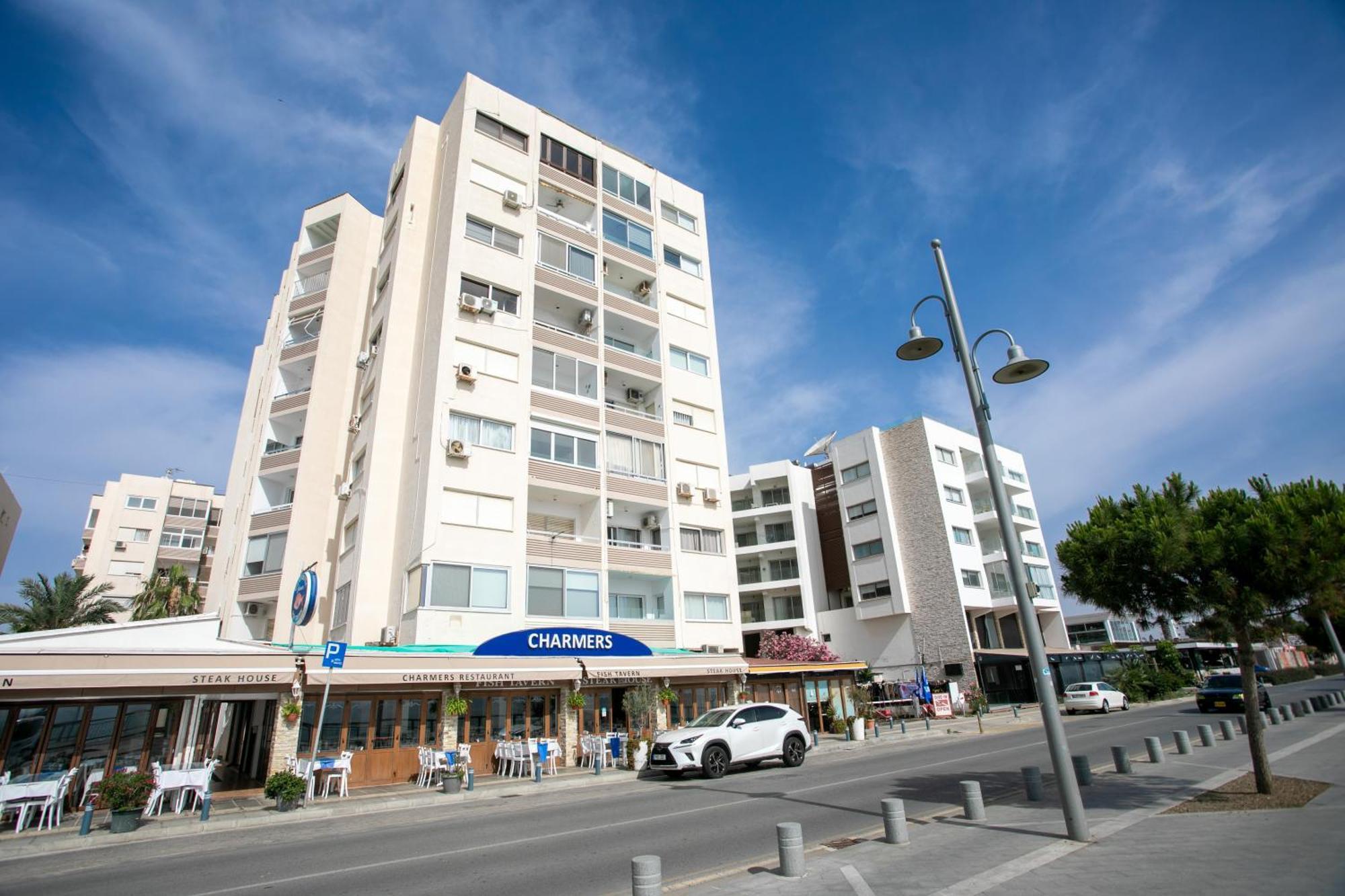 Palmove Luxurious Beachfront Apt Larnaca Exteriér fotografie