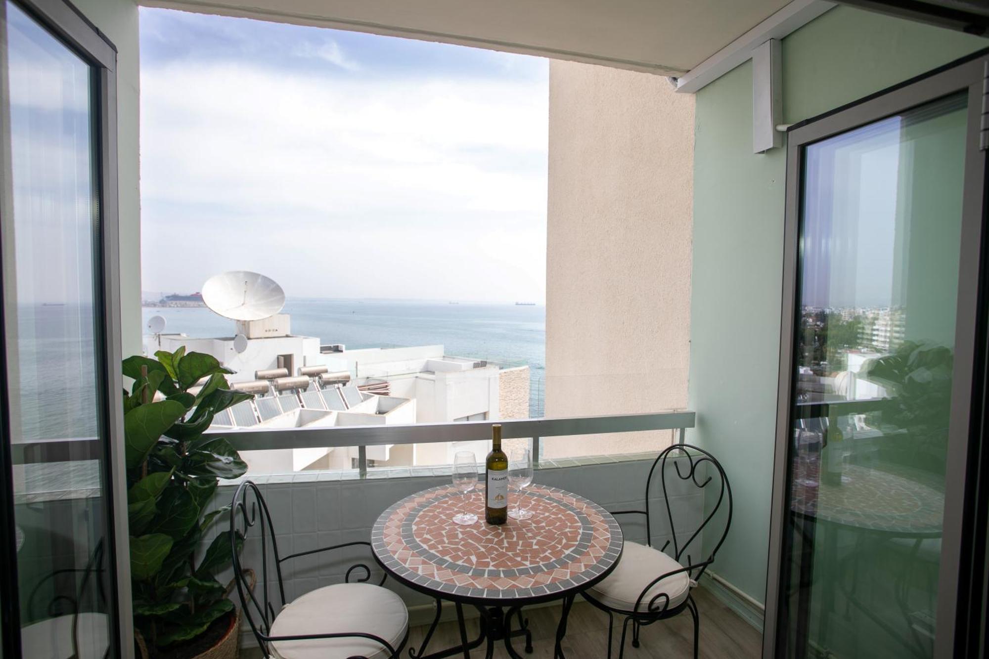 Palmove Luxurious Beachfront Apt Larnaca Exteriér fotografie