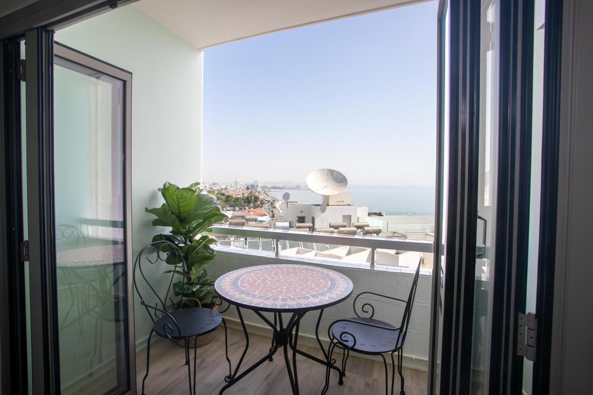 Palmove Luxurious Beachfront Apt Larnaca Exteriér fotografie