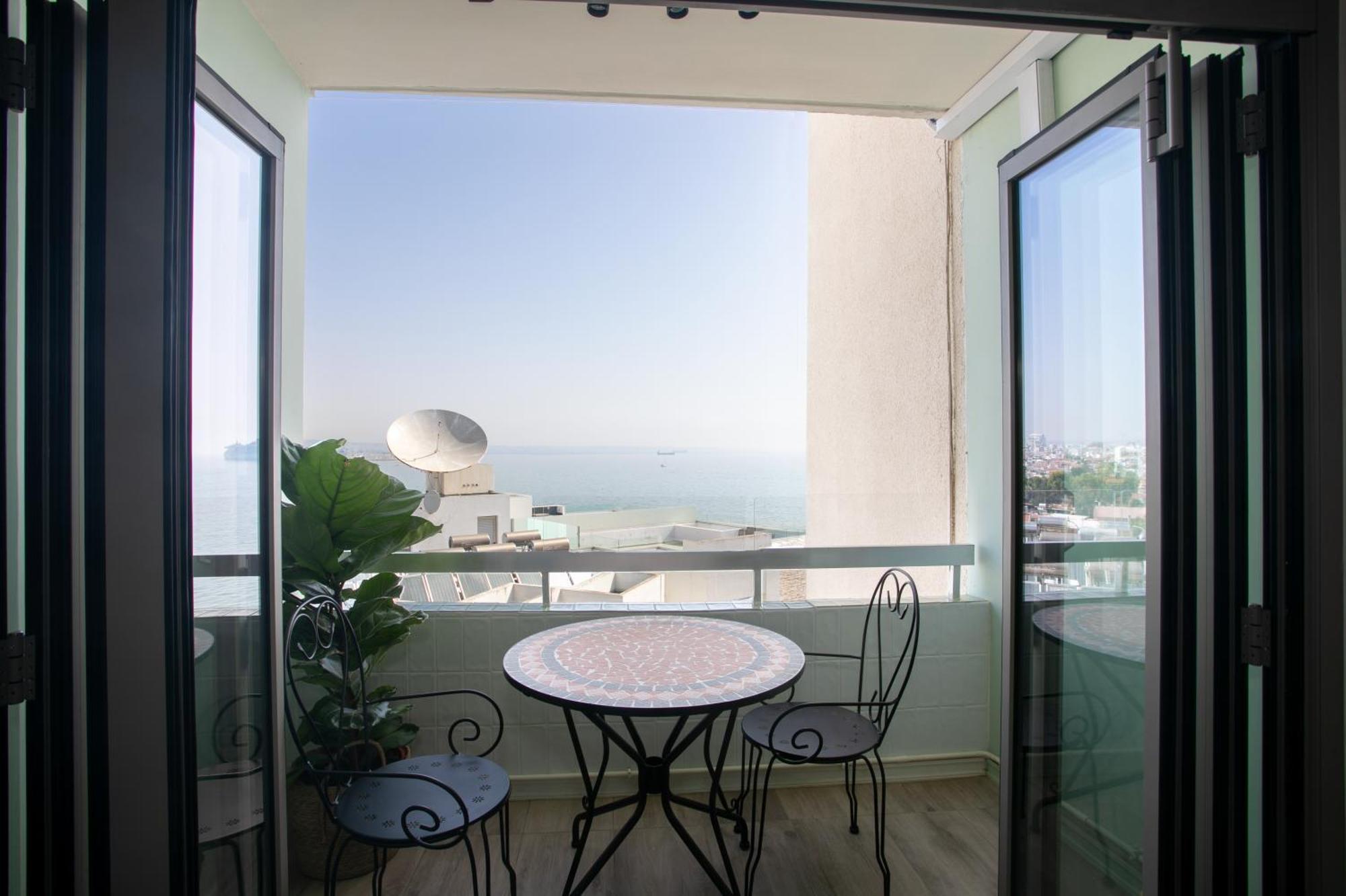 Palmove Luxurious Beachfront Apt Larnaca Exteriér fotografie