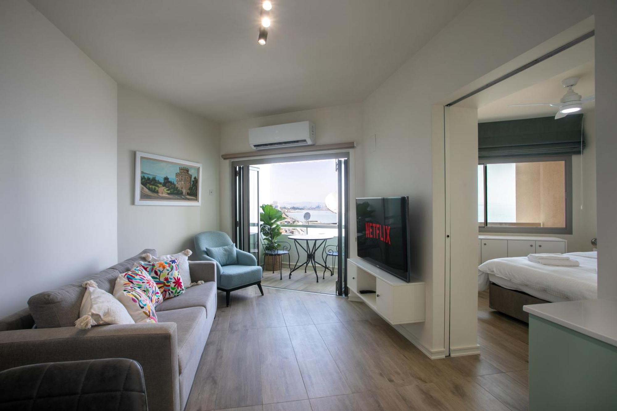 Palmove Luxurious Beachfront Apt Larnaca Exteriér fotografie